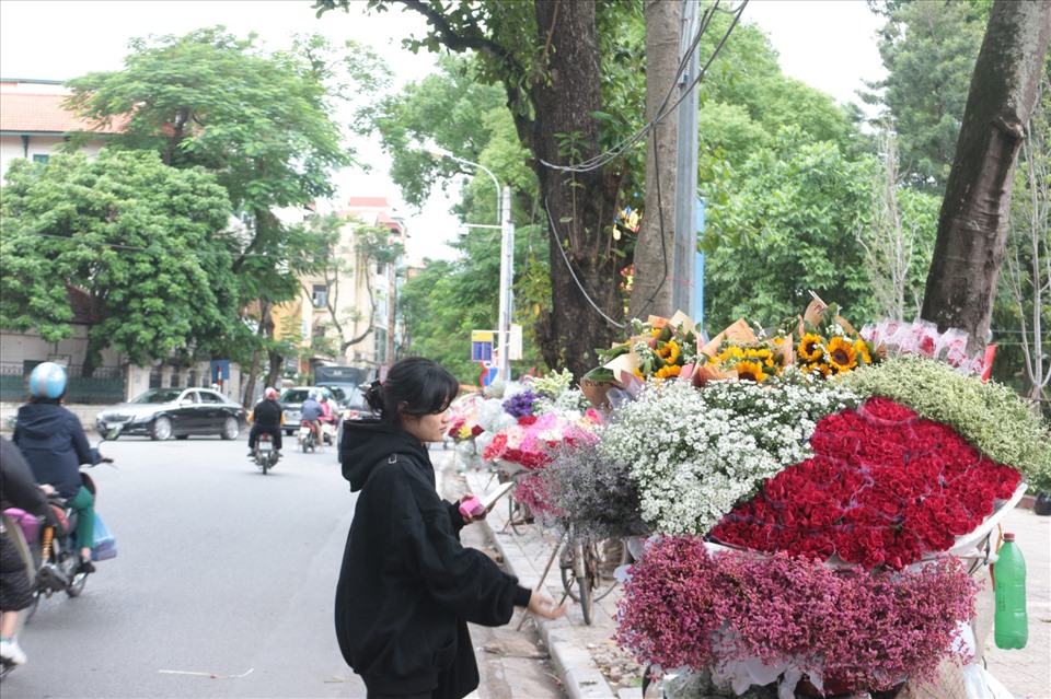Khách hàng ghé chọn hoa ngày 20.10. Ảnh: Trang Hoài