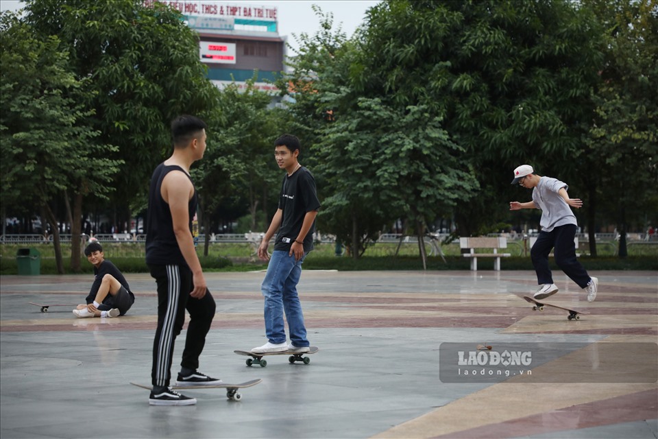 Ngay cả tập thể dục ở nơi công cộng mà không hề sử dụng bất cứ một biện pháp phòng dịch nào.