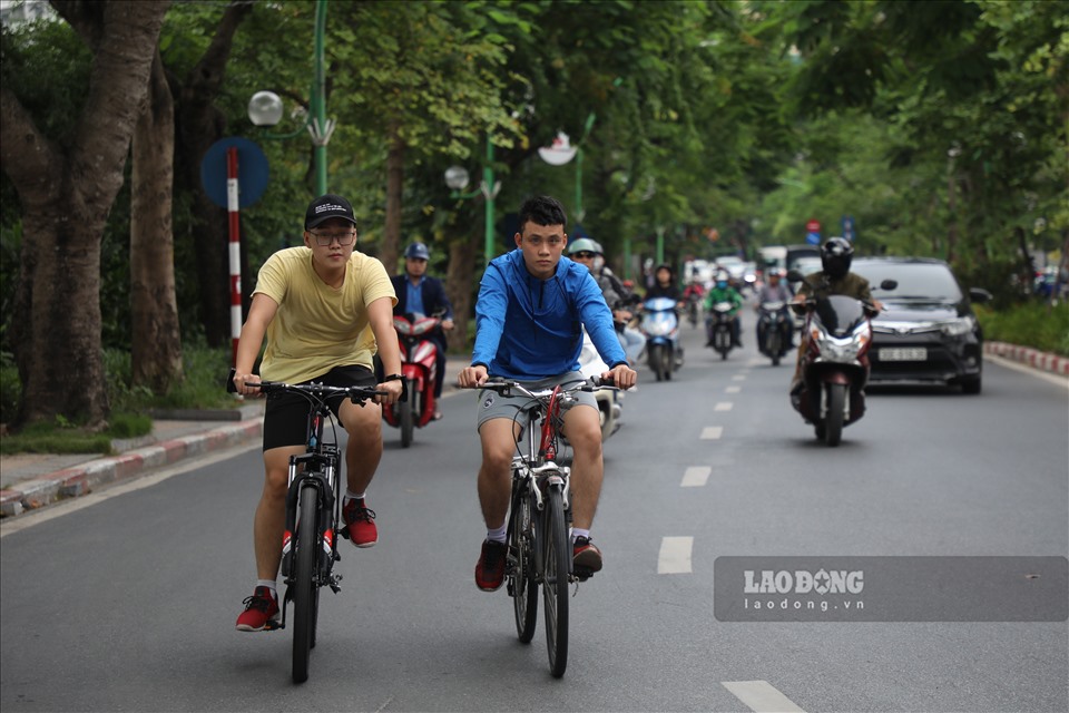 Tương tự, không khó bắt gặp hình ảnh người dân để mặt trần ra ngoài đường.