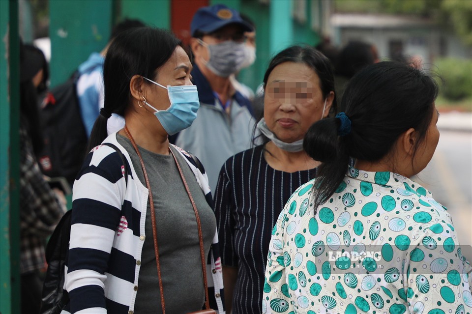 Một cách sử dụng khẩu trang kiểu đối phó, kéo quá xuống quá dưới mũi, miệng.