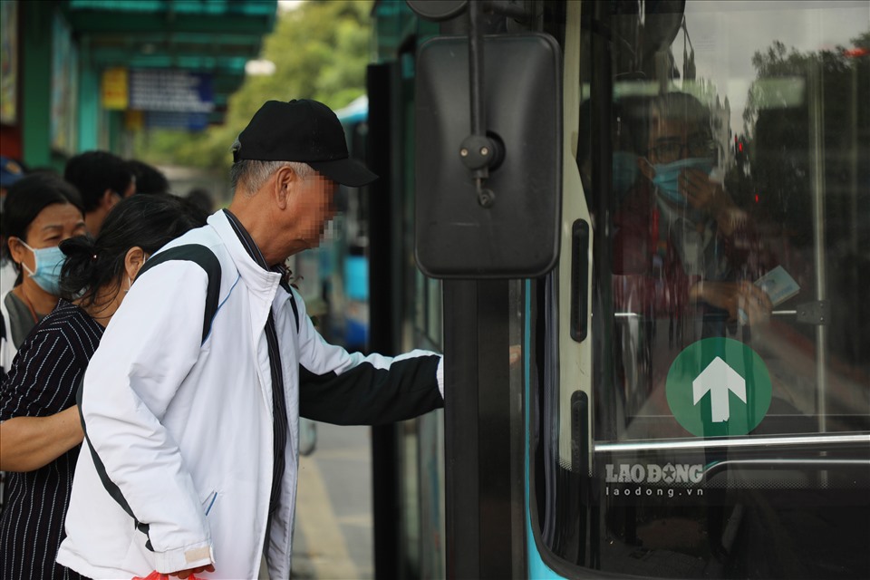 Sau những ngày đầu chấp hành khá nghiêm túc, giờ đây người dân tại Hà Nội đã bắt đầu có dấu hiệu chủ quan, lơ là đeo khẩu trang khi đến nơi công cộng, bến xe, khi đi ngoài đường,…