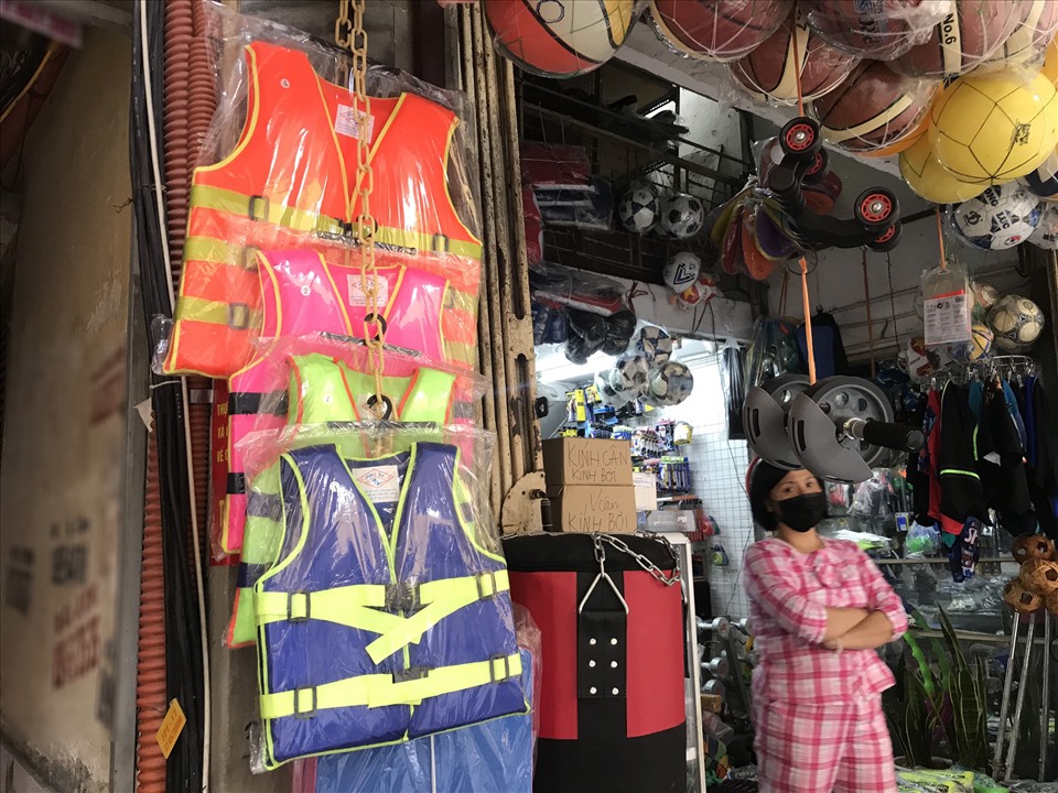 Hiện tại tất cả các cửa hàng trên phố Trịnh Hoài Đức đều cháy hàng áo phao cỡ lớn. Ảnh: Trang Mạc.