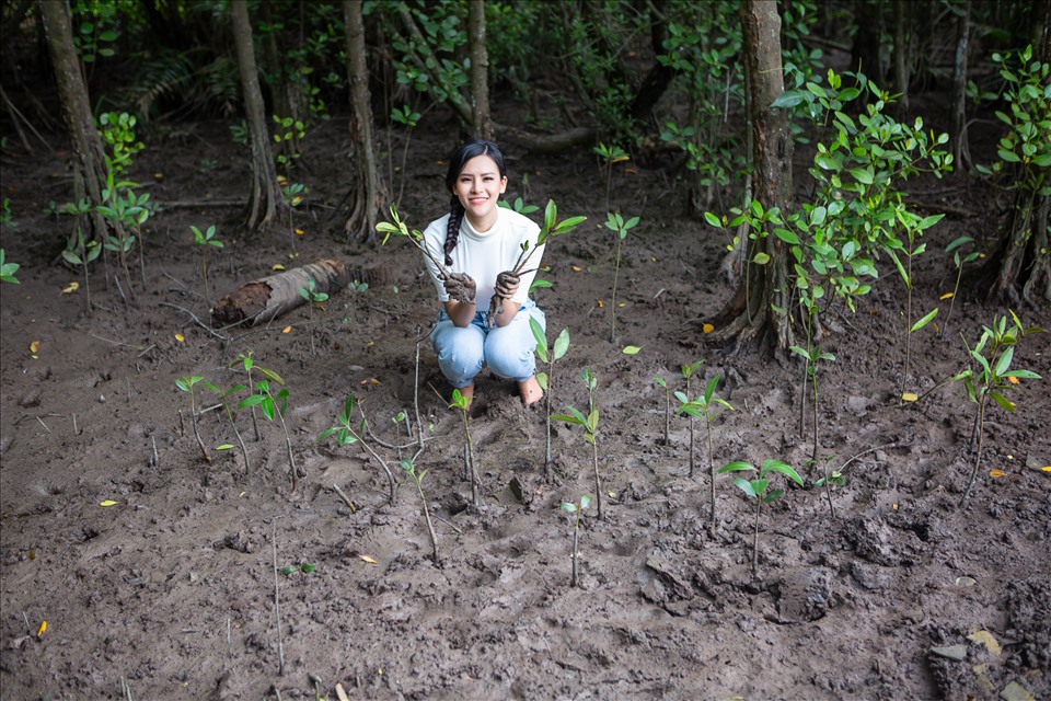 Tham gia chiến dịch trồng cây xanh, bảo vệ rừng đầy ý nghĩa này, người đẹp Gia Lai hào hứng chia sẻ: “Tôi vô cùng hạnh phúc khi tham gia chiến dịch trồng cây và kêu gọi cộng đồng cùng chung tay bảo vệ mảng xanh của trái đất“.