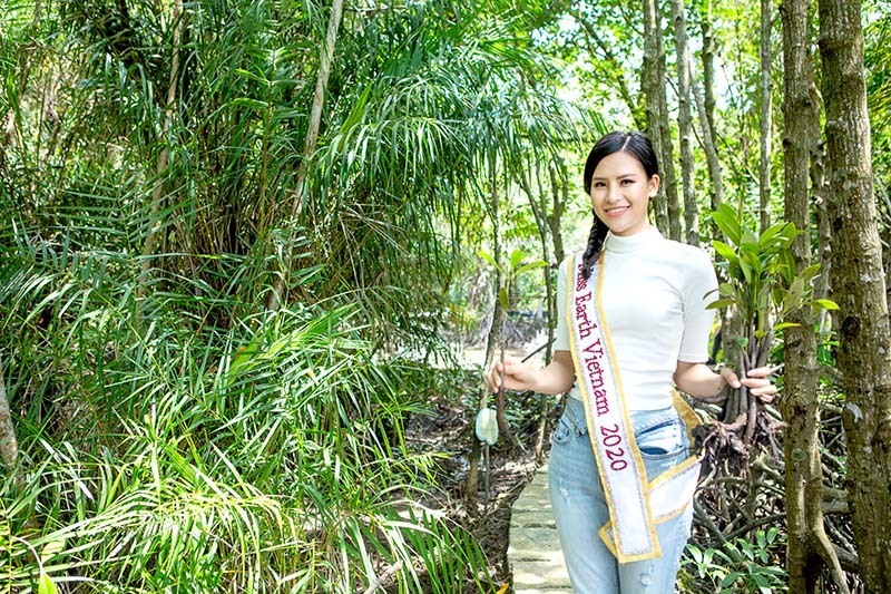 Thái Thị Hoa hiện đang là đại diện Việt Nam tại cuộc thi Hoa hậu Trái Đất - Miss Earth 2010. Vì ảnh hưởng từ dịch bệnh, cuộc thi năm nay diễn ra với hình thức thi online cùng chủ đề Eco Angel (Thiên thần sinh thái). Ảnh: NSCC