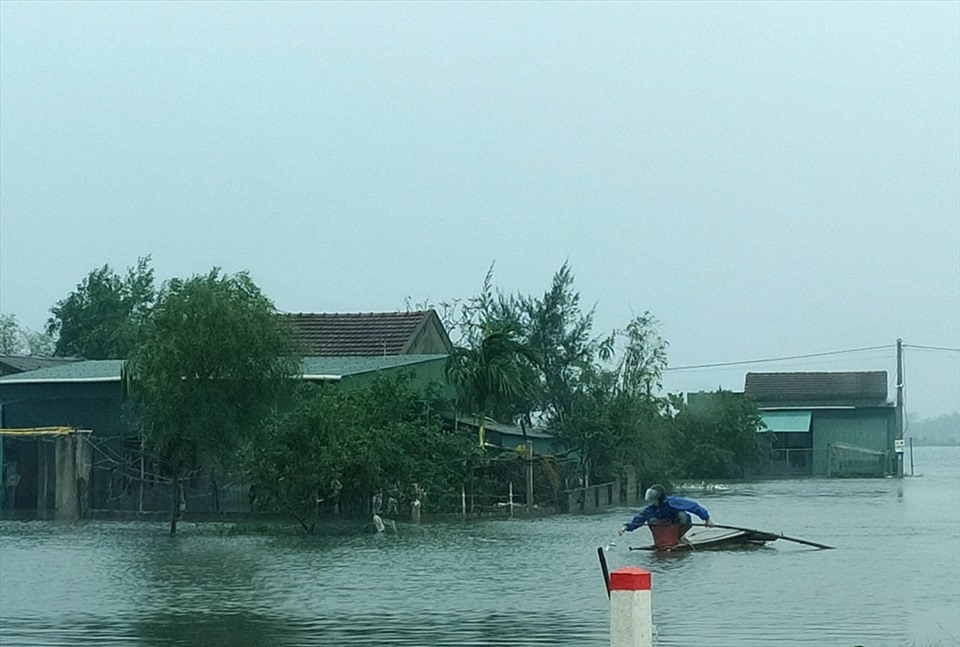 Hàng nghìn ngôi nhà tại huyện Cẩm Xuyên (Hà Tĩnh) ngập trong biển nước. ẢNh: Quách Du