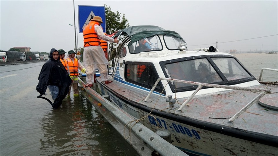 Lực lượng cứu hộ chuẩn bị phương tiện hỗ trợ người dân vùng lụt tại hai xã Cẩm Thành, Cẩm Vịnh (huyện Cẩm Xuyên). Ảnh: Quách Du