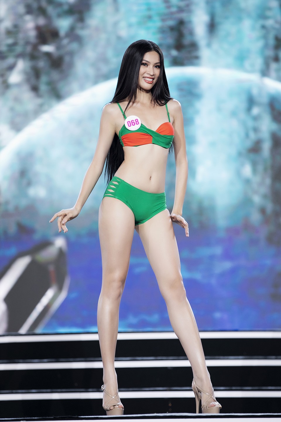 Trong đêm bán kết Hoa hậu Việt Nam, Ngọc Thảo nằm trong top thí sinh Hoa hậu Việt Nam 2020 nổi bật nhất cả về nhan sắc, hình thể và kĩ năng trình diễn. Cô được nhận xét là sở hữu gương mặt sáng với các đường nét sắc sảo. Ảnh: Kiếng Cận.