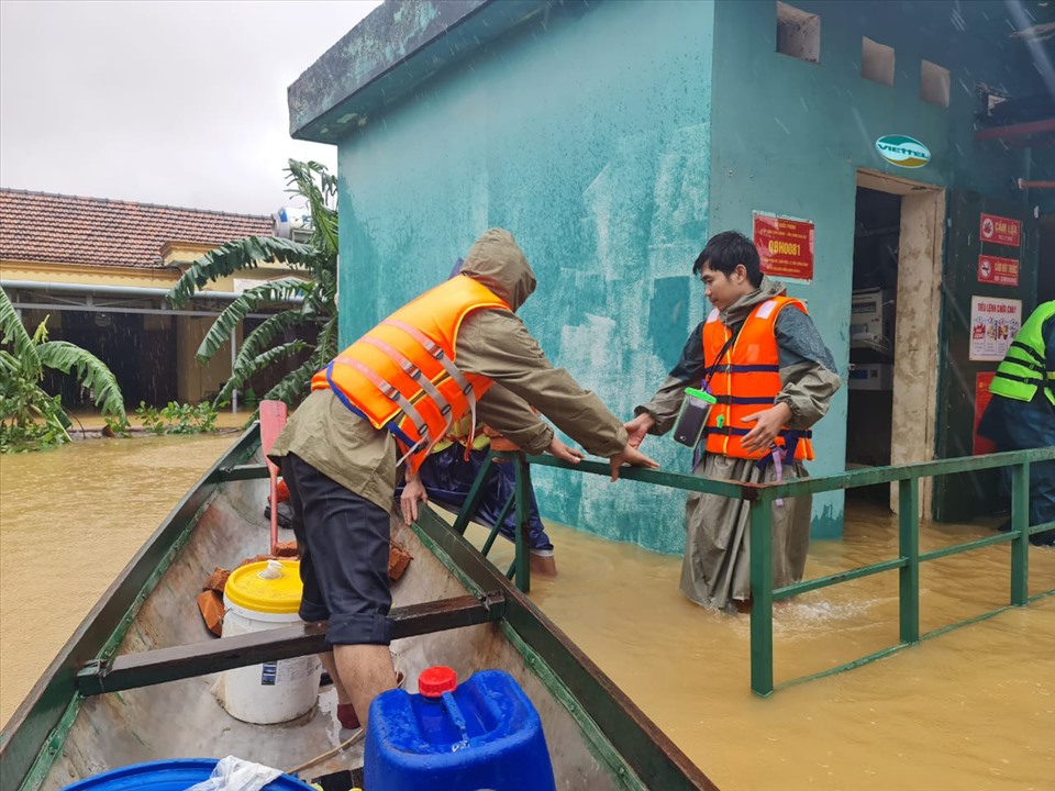 Lực lượng kỹ thuật viên của Viettel tham gia công tác cứu nạn cho người dân. Ảnh: Viettel