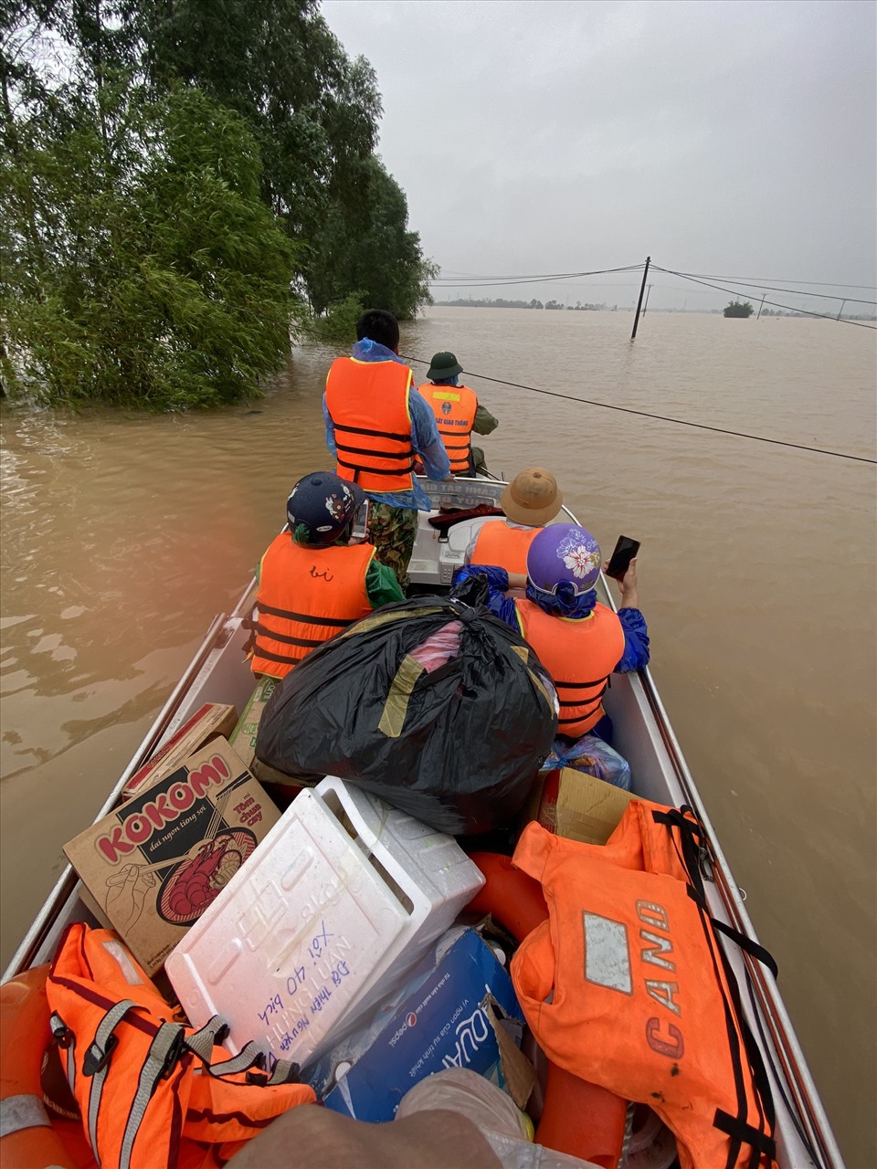 Những chuyến hàng thiện nguyện được lực lượng Thuỷ đoàn I cùng các cá nhân, tổ chức đưa đến vùng ngập lụt, tiếp tế cho người dân. Ảnh: Thuỷ đoàn I.