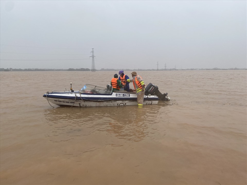 Xuồng máy được huy động để đến với những người dân vùng ngập lụt tại Hà Tĩnh. Ảnh: Thuỷ đoàn I.