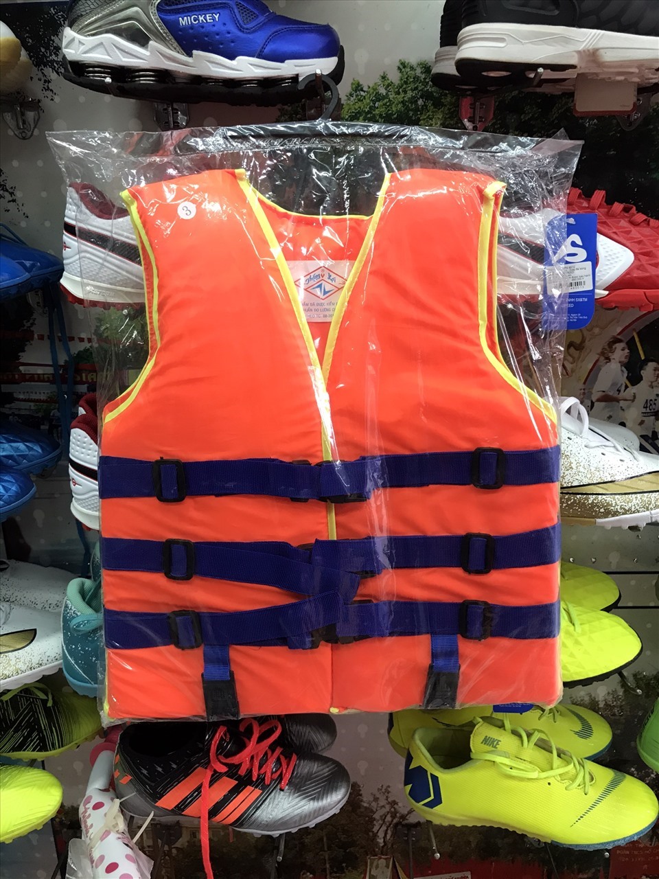 Hiện tại tất cả các cửa hàng trên phố Trịnh Hoài Đức đều cháy hàng áo phao cứu sinh cỡ lớn, nếu có thì giá bán tăng gấp đôi. Ảnh: Trang Mạc.