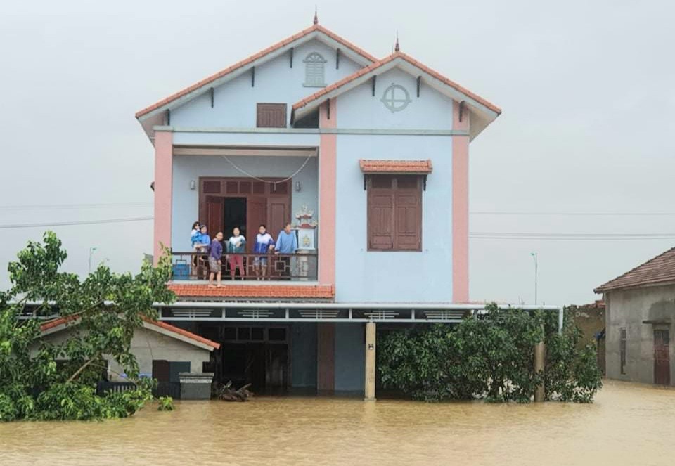 Hơn 105.300 nhà tại Quảng Bình vẫn đang ngập trong mưa lũ. Ảnh: Lê Phi Long