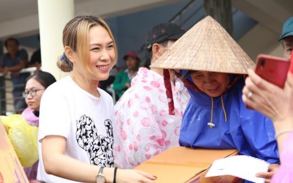 Mỹ Tâm âm thầm về Quảng Nam cứu trợ cho bà con gặp thiên tai. Nữ ca sĩ mua những nhu yếu phẩm cần thiết cho bà con nghèo gồm: sữa, mì tôm...
