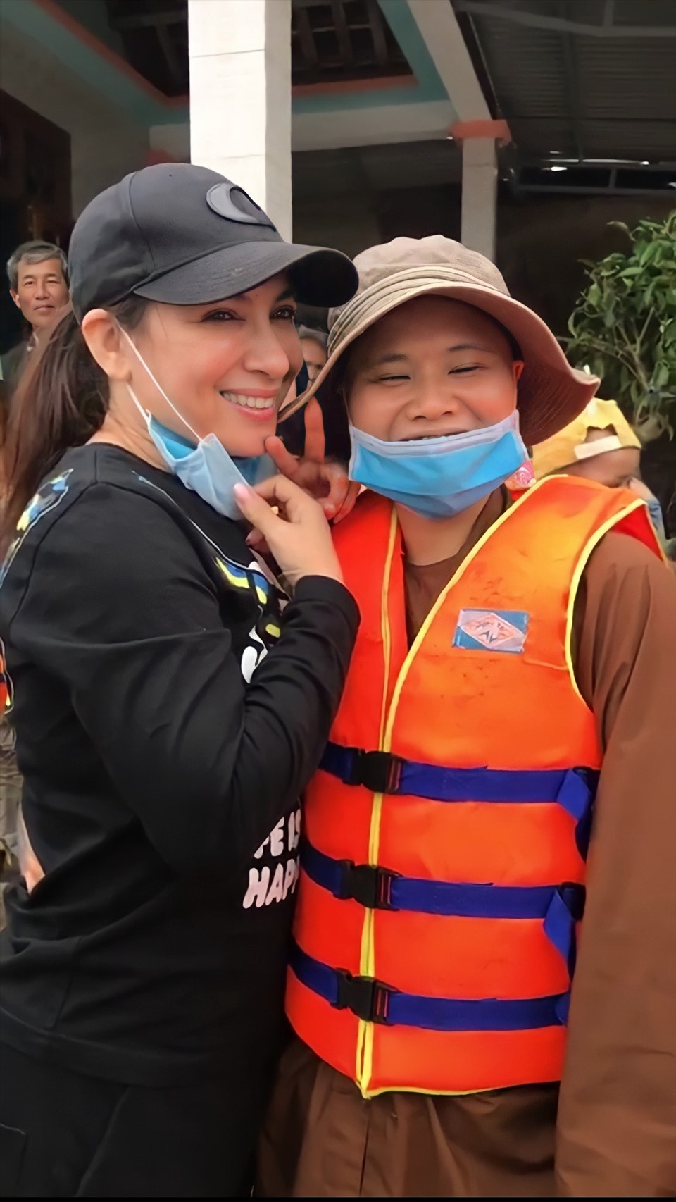Phi Nhung hiện đang có mặt tại Thừa Thiên - Huế để cứu trợ người dân.