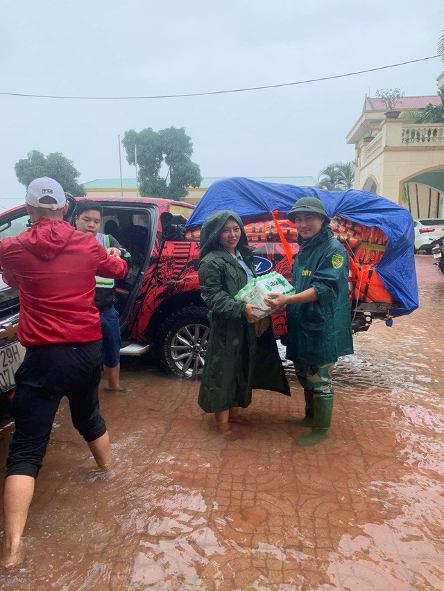 Sau hơn 1 ngày xuất phát vào đến Quảng Bình, ca sĩ Thái Thùy Linh đã trao quà cho các hộ dân ngập lụt. Cô là một trong những ca sĩ tiên phong các hoạt động thiện nguyện nhiều năm qua.