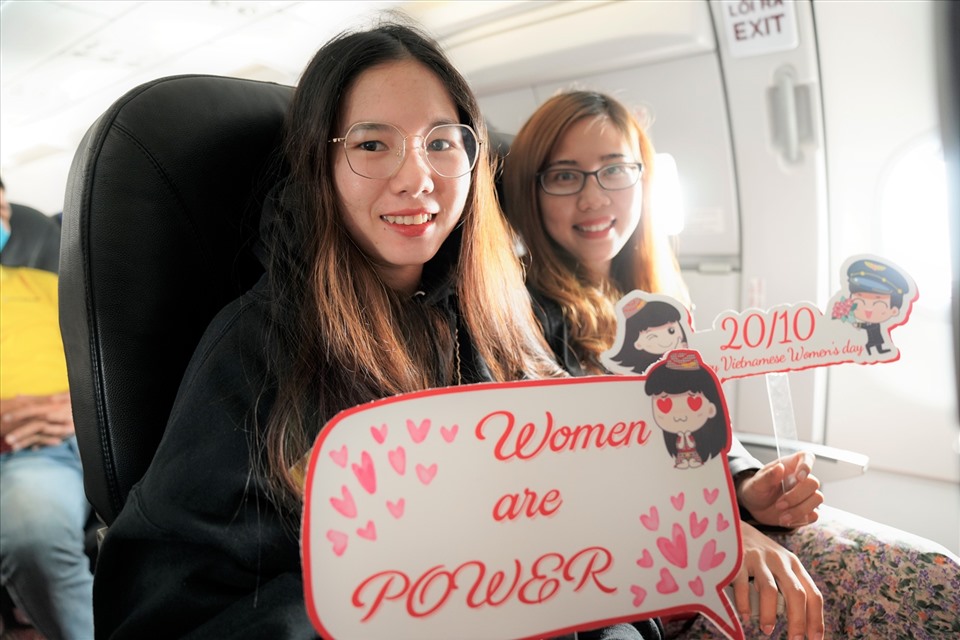 Những “bóng hồng” tỏa sáng cùng thông điệp mạnh mẽ trên chuyến bay chuyên chở nụ cười.