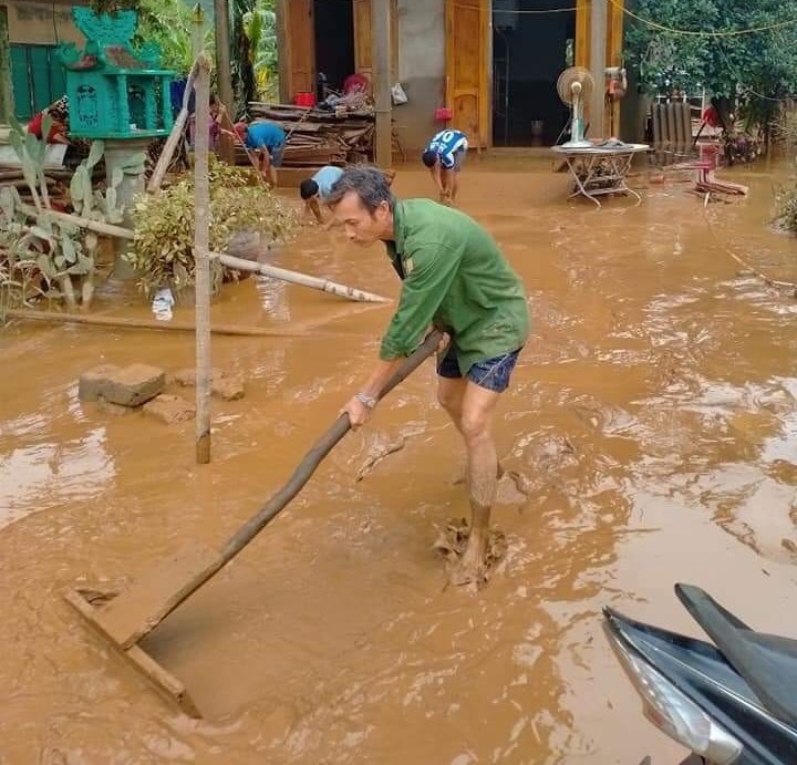 Người dân miền Trung dọn dẹp bùn, đất để sắp xếp ổn định cuộc sống sau lũ. Ảnh: CTV