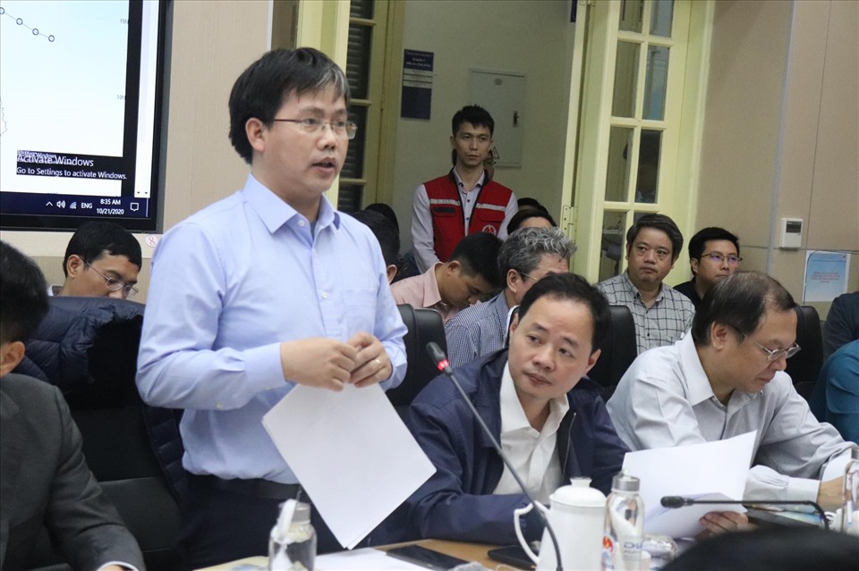 Giám đốc Trung tâm Dự báo KTTV Quốc gia Mai Văn Khiêm thông tin về bão số 8. Ảnh: Vũ Long