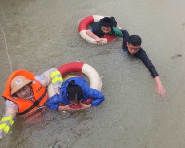 Công an huyện Cẩm Xuyên tỉnh Hà Tĩnh sơ tán dân bị ngập lụt đến nơi an toàn. Ảnh: TT.