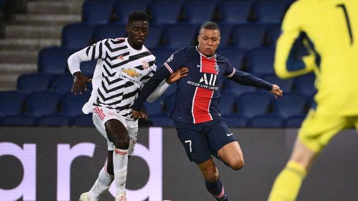 Trung vệ Tuanzebe cùng hàng thủ Man United đã khóa chặt các chân sút của PSG, trong đó có Mbappe. Ảnh: Getty.