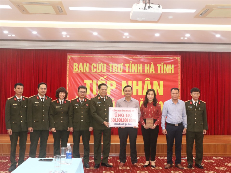 Thiếu tướng Võ Trọng Hải-Giám đốc Công an tỉnh Nghệ An trao 500 triệu đồng hỗ trợ đồng bào Hà Tĩnh. Ảnh: Hồng Nhung