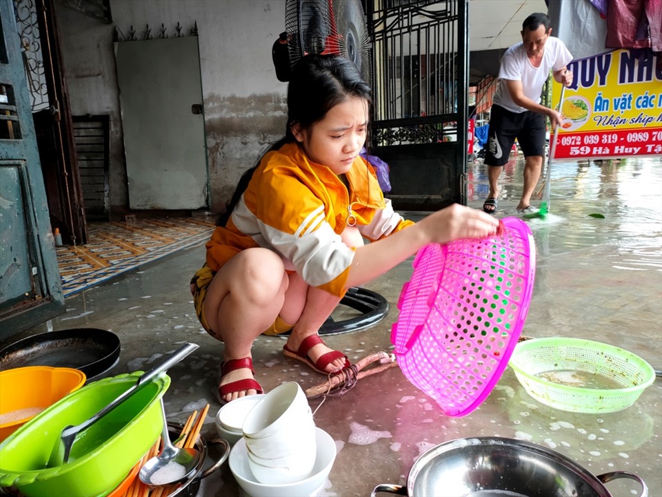 Sau khi nước rút tại một số tuyến phố ở TP. Hà Tĩnh, người dân đã bắt đầu dọn dẹp đồ đạc, nhà cửa. Ảnh: Quách Du