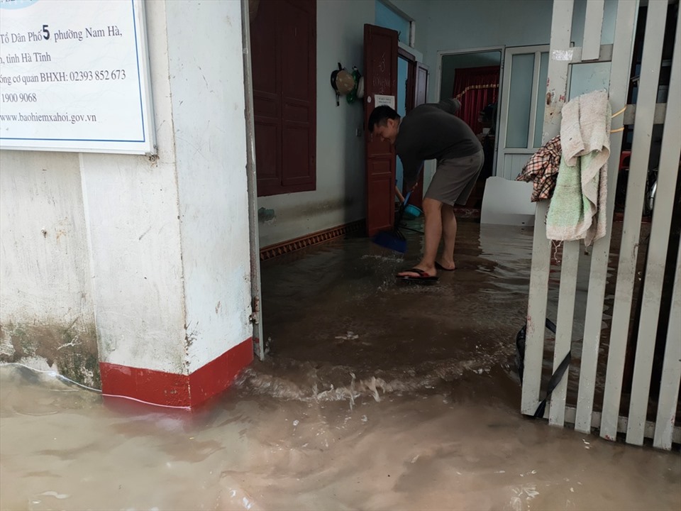 Sau khi nước rút tại một số tuyến phố ở TP. Hà Tĩnh, người dân đã bắt đầu dọn dẹp đồ đạc, nhà cửa. Ảnh: Quách Du