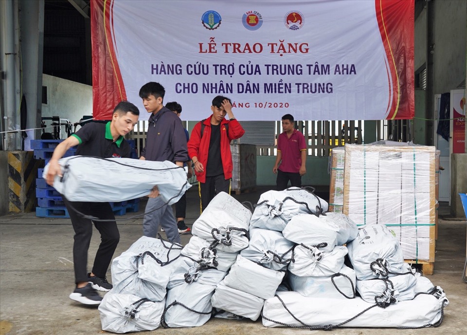 Hàng viện trợ được phía Việt Nam tiếp nhận và sẽ chuyển trao cho người dân vùng lũ miền Trung. Ảnh: Hữu Long