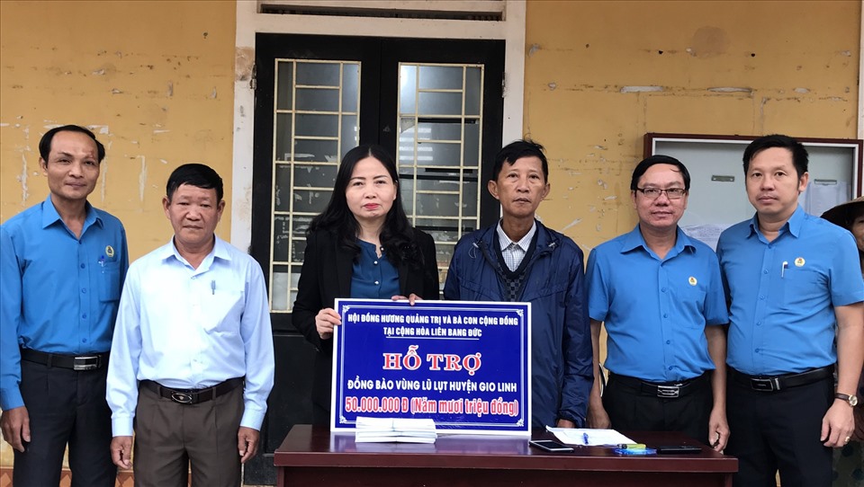 Trao hỗ trợ cho người dân vùng lũ tại huyện Gio Linh. Ảnh: Tài Minh.