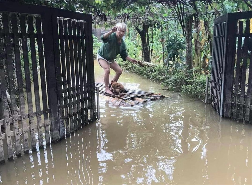 Người dân Quảng Bình đang vật lộn với khó khăn do mưa lũ. Ảnh: LPL