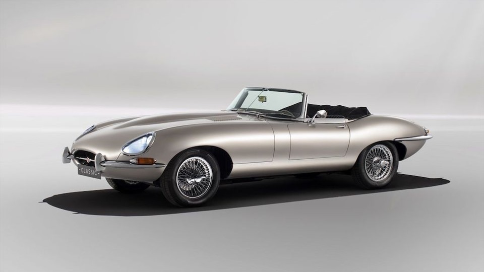 Classic Jaguar E-type là hình ảnh biểu trưng cho sự quyến rũ và sôi nổi của những năm 60s. Ảnh: Jaguar Việt Nam