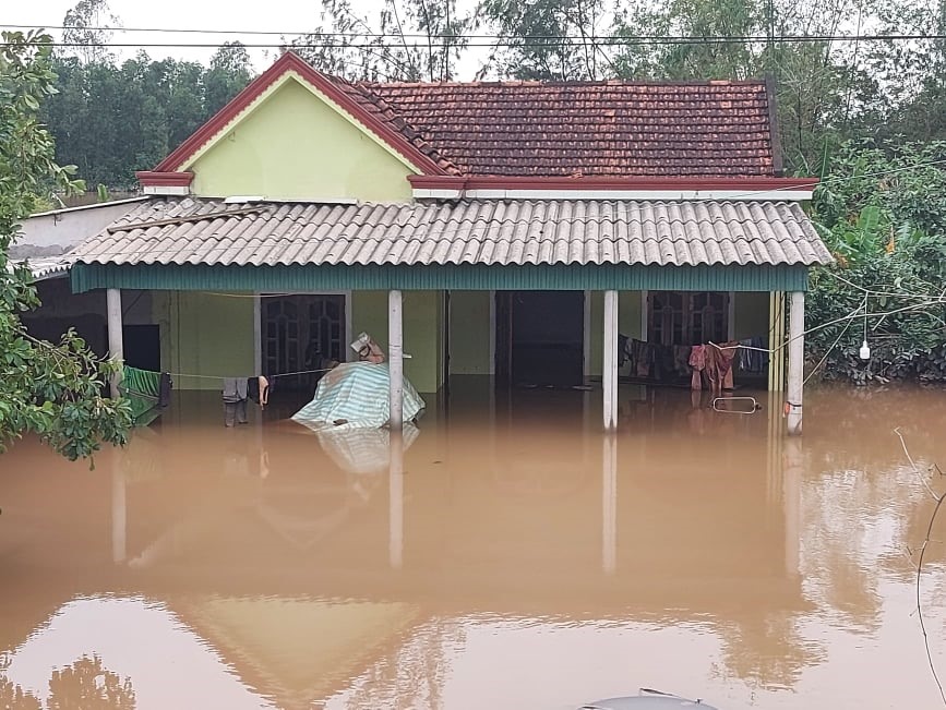 Chiều nay, vẫn còn có nhiều nhà dân ở xã Cẩm Thành, huyện Cẩm Xuyên đang ngập sâu. Ảnh: Trần Tuấn.