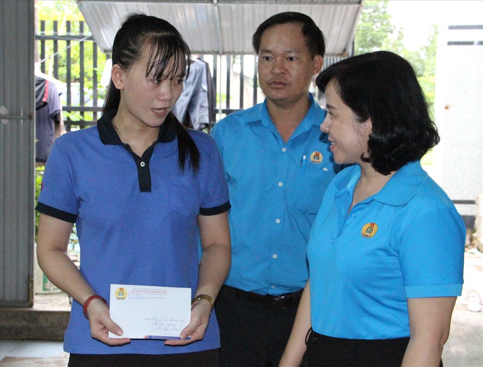 LĐLĐ tỉnh Bình Phước cũng trao một phần hỗ trợ để nữ công nhân sớm vượt qua khó khăn. Ảnh: Đình Trọng