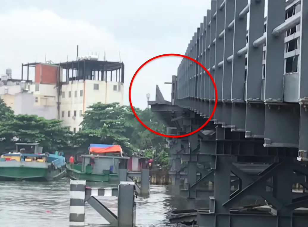 Sau cú tông của chiếc sà lan, nhịp giữa của cầu sắt An Phú Đông bị lệch khoảng 1 mét. Ảnh: Hữu Huy