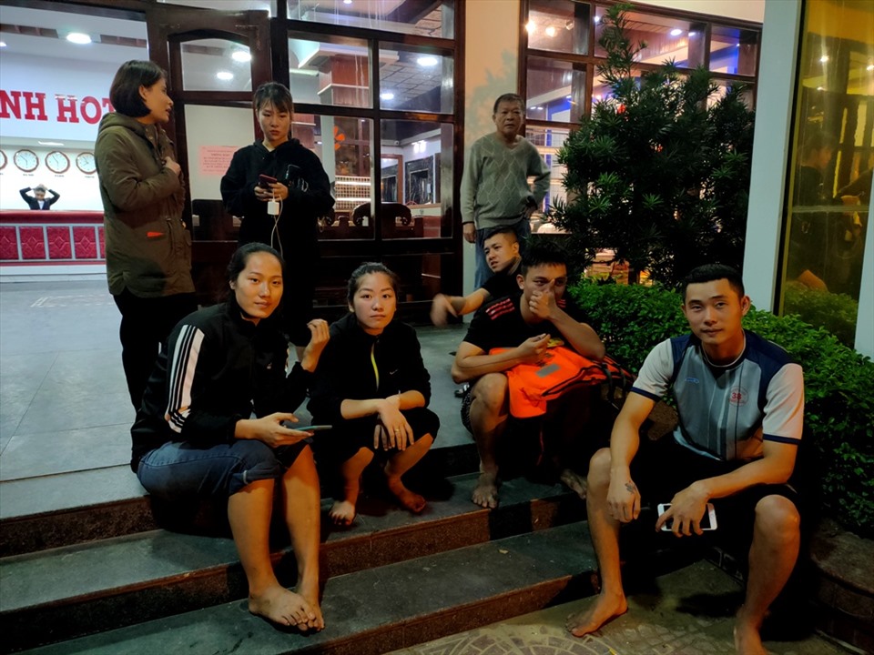 Đoàn thiện nguyện của Nguyễn Thị Thu Trang thấm mệt, khi cả ngày tham gia cứu trợ bà con vùng lũ Hà Tĩnh. Ảnh: Quách Du