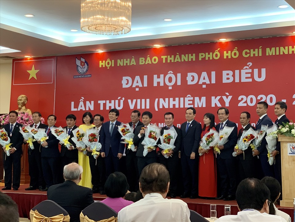 Ban chấp hành Hội Nhà báo TPHCM khoá VIII (nhiệm kỳ 2020 - 2025) ra mắt tại Đại hội. Ảnh: Khánh Linh.