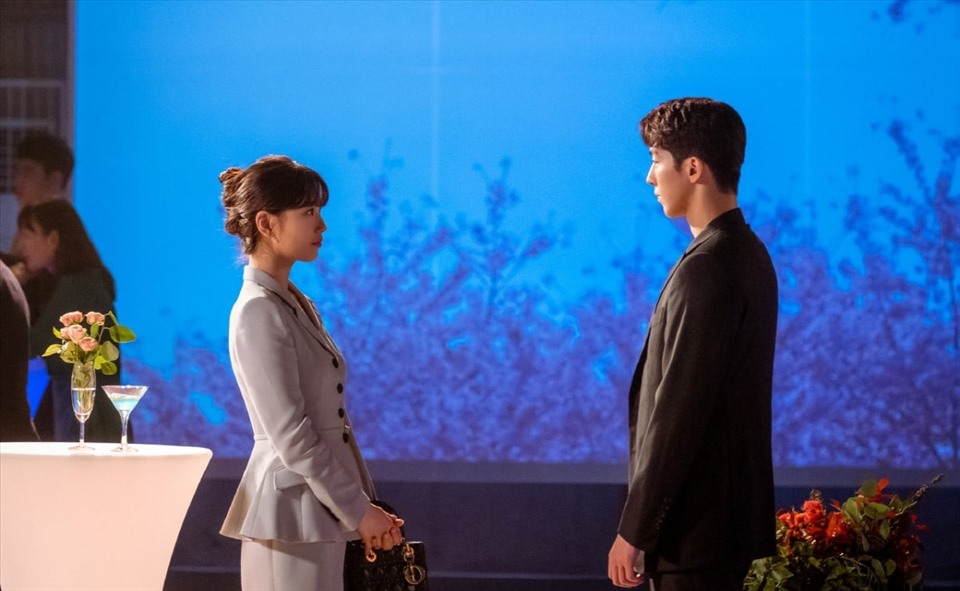 Suzy và Nam Joo Hyuk có cuộc gặp lần đầu tiên trong “Start-up“. Ảnh chụp màn hình.