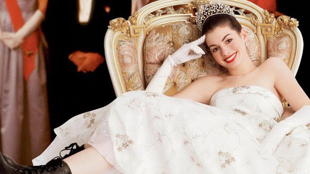 Năm 2001, cô chạm ngõ môn nghệ thuật thứ 7 với bộ phim đầu tay “The Other Side of Heaven” và chỉ 1 năm sau đó, Anne đã “làm mưa làm gió” với vai diễn nàng công chúa bị bỏ rơi Mia trong “Nhật ký công chúa” (The Princess Diaries). Ảnh: Pinterest.
