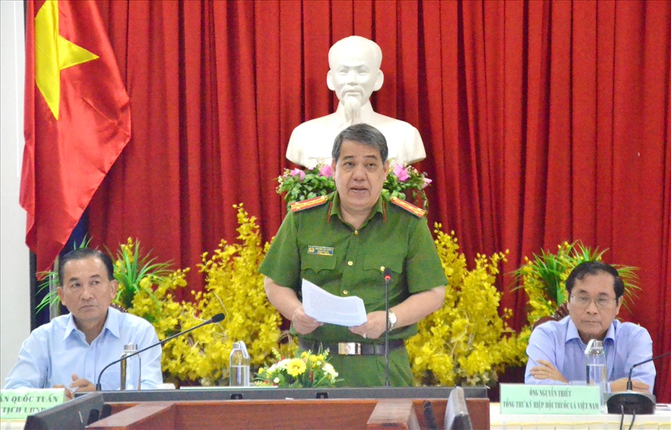 Đại tá Nguyễn Tấn Phước - Phó Giám đốc Công an tỉnh An Giang phát biểu tại hội thảo. Ảnh: Lục Tùng