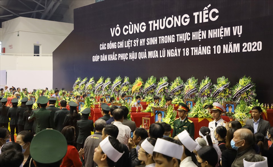 Tang lễ 22 liệt sĩ được tổ chức trang nghiêm theo nghi thức quân đội tại TP Đông Hà (Quảng Trị). Ảnh: Hưng Thơ
