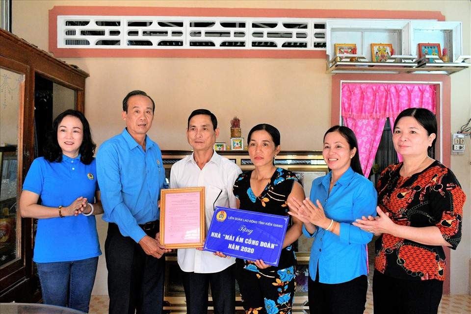 Đồng chí Nguyễn Minh Dũng (thứ 2, từ phải qua) - Phó Chủ tịch Liên đoàn Lao động tỉnh trao quyết định bàn giao nhà cho Anh Phạm Văn Bền - đoàn viên Công đoàn cở sở xã Tân Thuận (Vĩnh Thuận). Ảnh: B.T