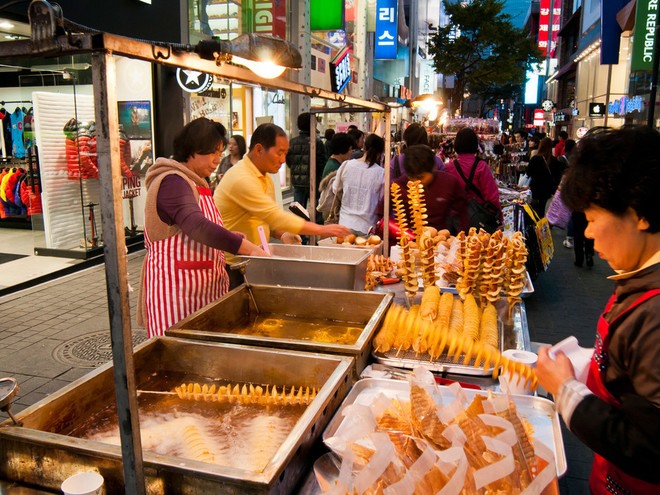 Thức ăn đường phố tại Hàn Quốc cũng khiến du khách yêu thích mỗi khi đến xứ sở kim chi.