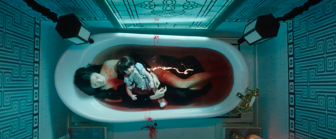 Phương (Salim thủ vai) ngâm mình trong bể tắm đầy máu cùng một con búp bê ma quái. Ảnh: BTC.