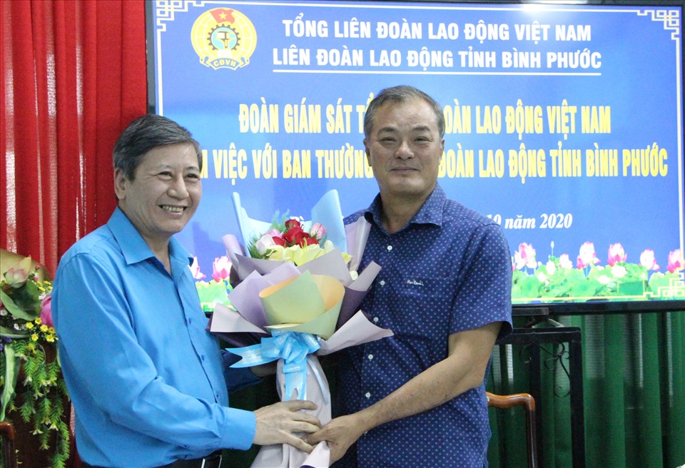 Ông Trần Thanh Hải tặng hoa cảm ơn những đóng góp của ông Nguyễn Hồng Trà về những đóng góp phát triển tổ chức công đoàn tại Bình Phước. Ông Nguyễn Hồng Trà hiện chuyển công tác về Tỉnh ủy Bình Phước.
