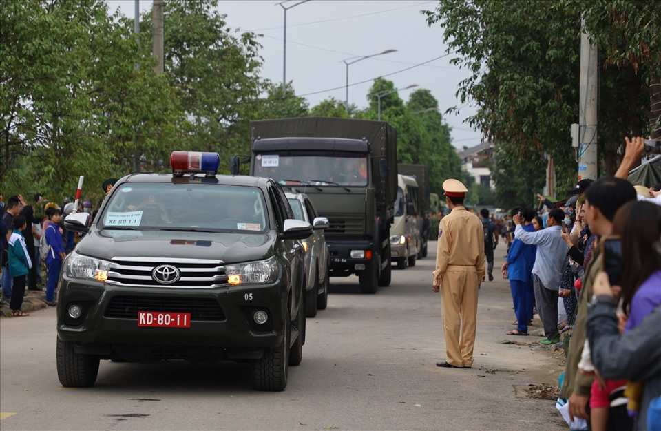 Lực lượng CSGT tham gia bảo đảm an toàn giao thông cho lễ di quan các liệt sĩ. Ảnh: HT