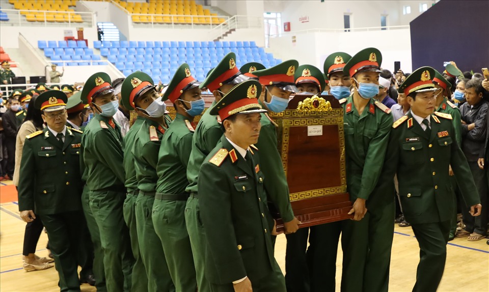 Lãnh đạo Bộ Quốc phòng, Quân khu 4 cùng lãnh đạo các đơn vị tham gia đưa tiễn các liệt sĩ. Ảnh: HT