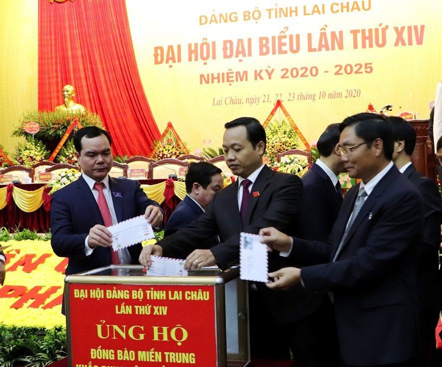 Chủ tịch Tổng Liên đoàn Lao động Việt Nam Nguyễn Đình Khang (ngoài cùng bên trái)  và các đại biểu ủng hộ đồng bào miền Trung khắc phục hậu quả thiên tai.