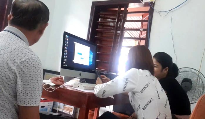Một bệnh nhân được khám bằng thứ máy móc kỳ lạ tại nhà bà Trần Thanh Tuyền.