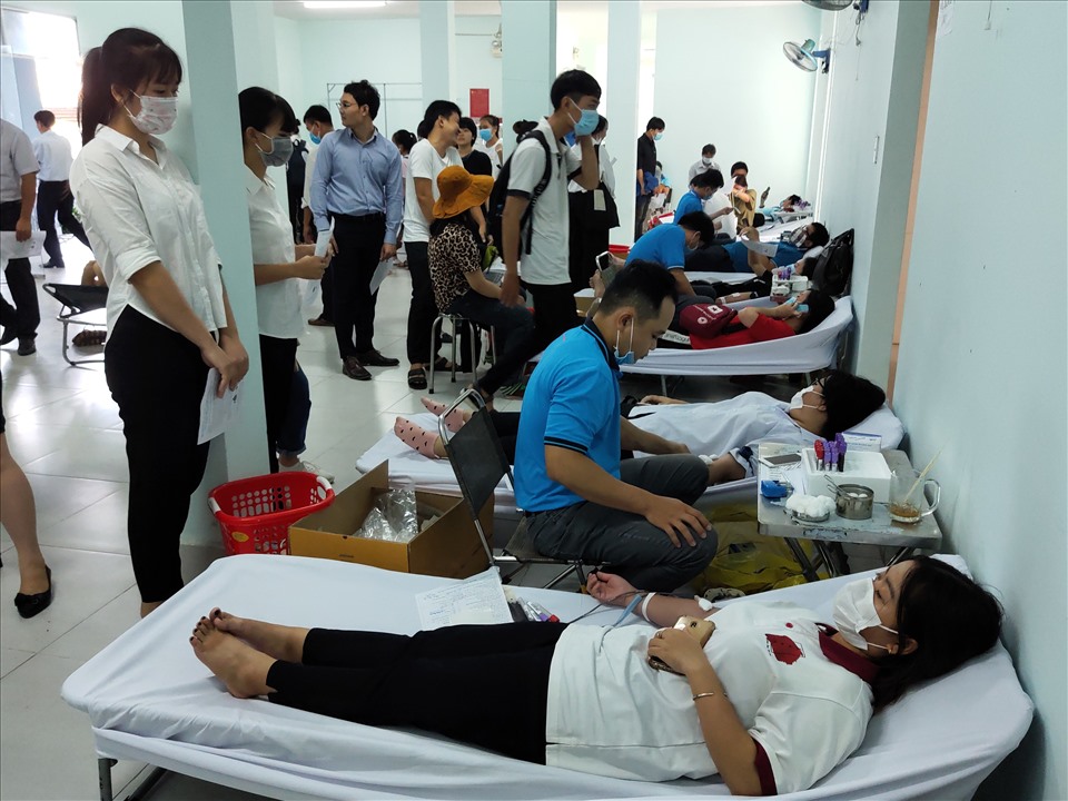 Lực lượng cán bộ, công chức, viên chức, lao động tỉnh tham gia buổi hiến máu nhân đạo.