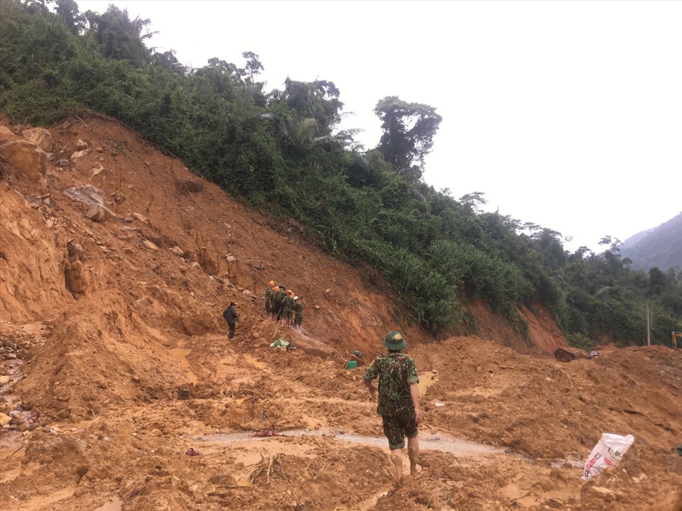 Lực lượng chức năng cho khoan đá, nổ mìn phá hủy những khối đá lớn để mở đường.